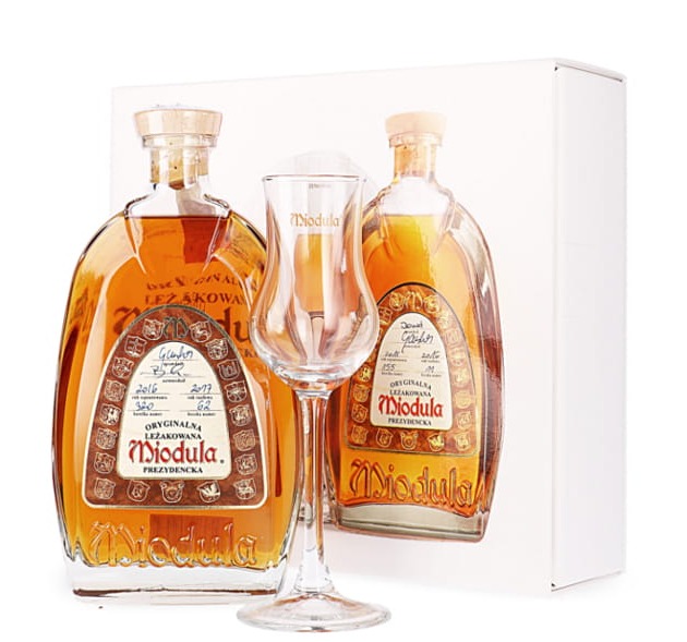 Miodula Prezydencka 40% 0,5l z kieliszkiem.jpg